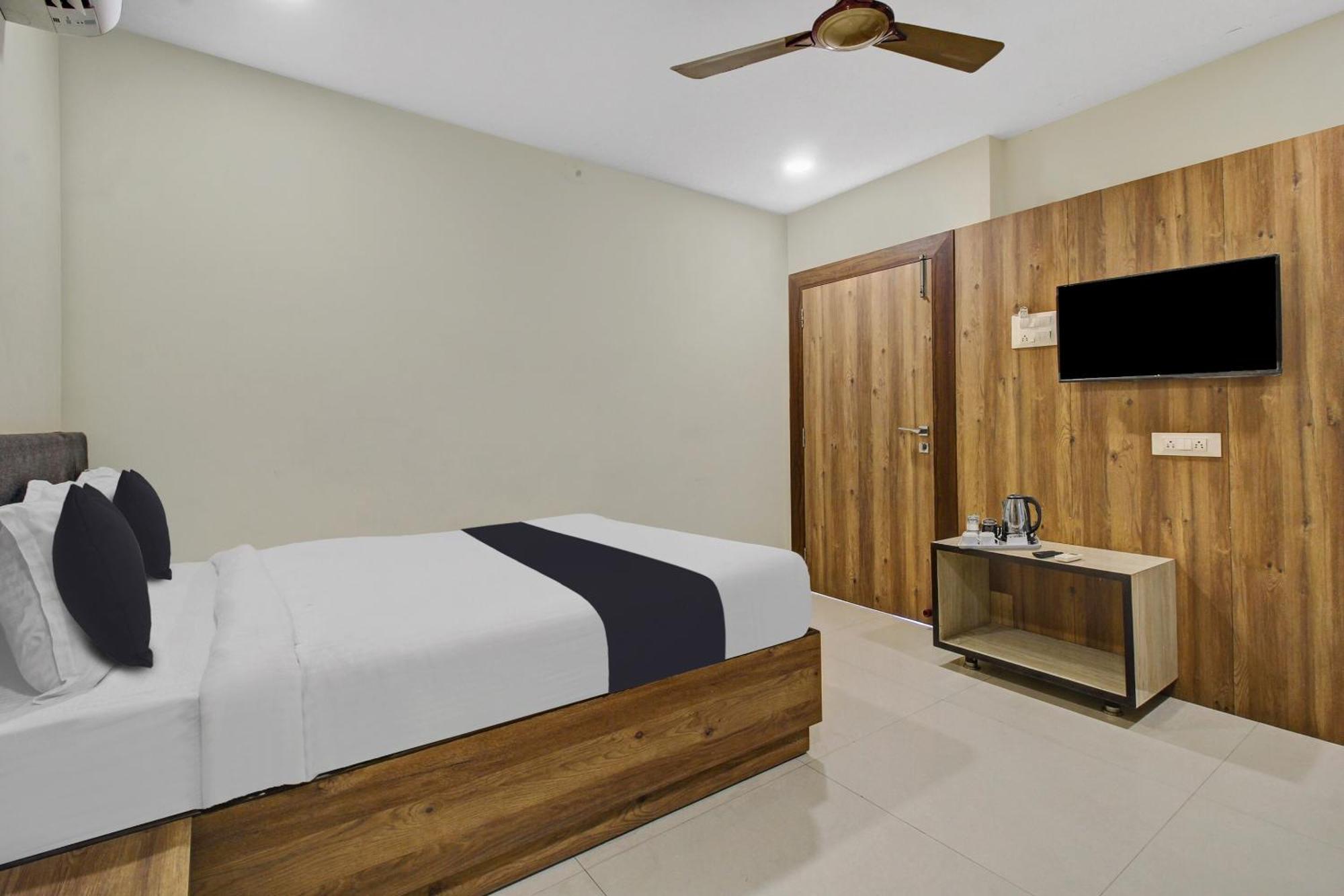 Collection O Hotel Swagath Pride Mancherāl Dış mekan fotoğraf